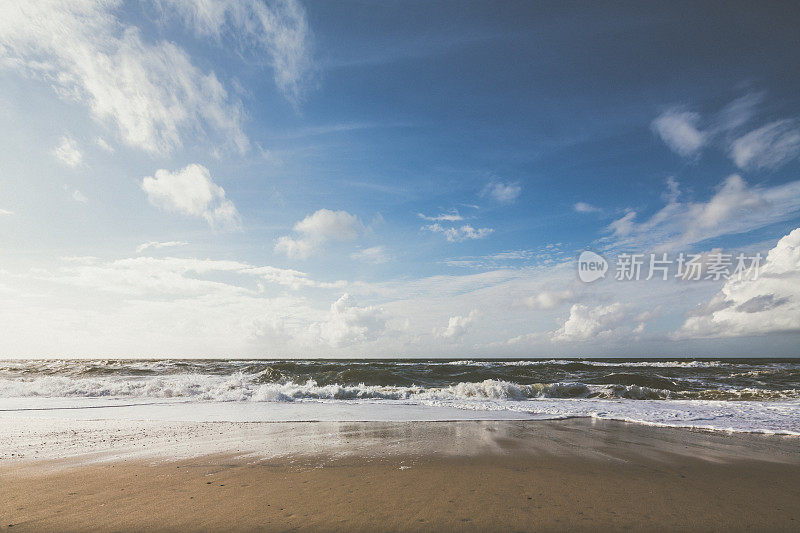 在丹麦/欧洲的北海，暴风雨和泡沫的海浪